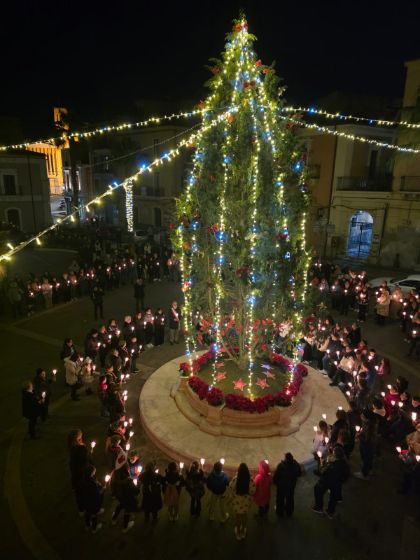 L’accensione dell'albero di Natale 2025 in piazza Garibaldi