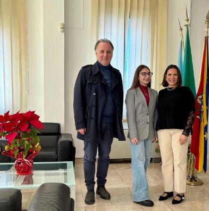 La torcia olimpica nelle mani di una giovane palagonese